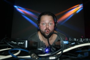 Daniel John alias "DJ Puppe" legt zur 90er-Party auf