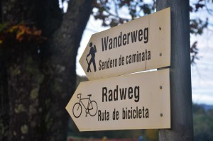 Die Wander- und Radwege sind hier auf Deutsch und Spanisch beschildert