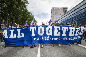 Block Transparent mit der Aufschrift: "All Together - rise -resist - revolt - against capitalism"
