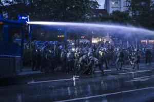 Wasserwerfer Einsatz gegen Demonstranten und Schaulustige am neuen Pferdemarkt am Abend des 06.07.2017 Foto: Tim Wagner