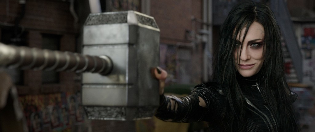 Funfact: Hela ist die erste weibliche Böse mit einer Hauptrolle in einem Marvel-Film. Endlich.