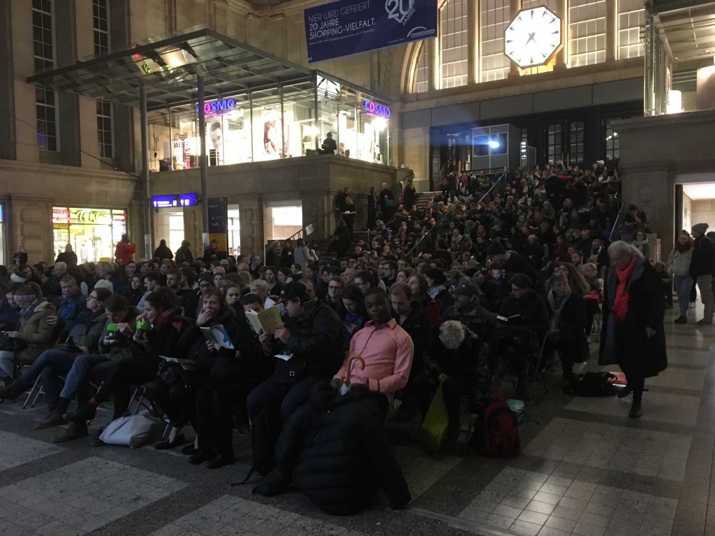 Mega voll in der Hauptbahnhof-Osthalle: Alle lieben kostenloses Kino.