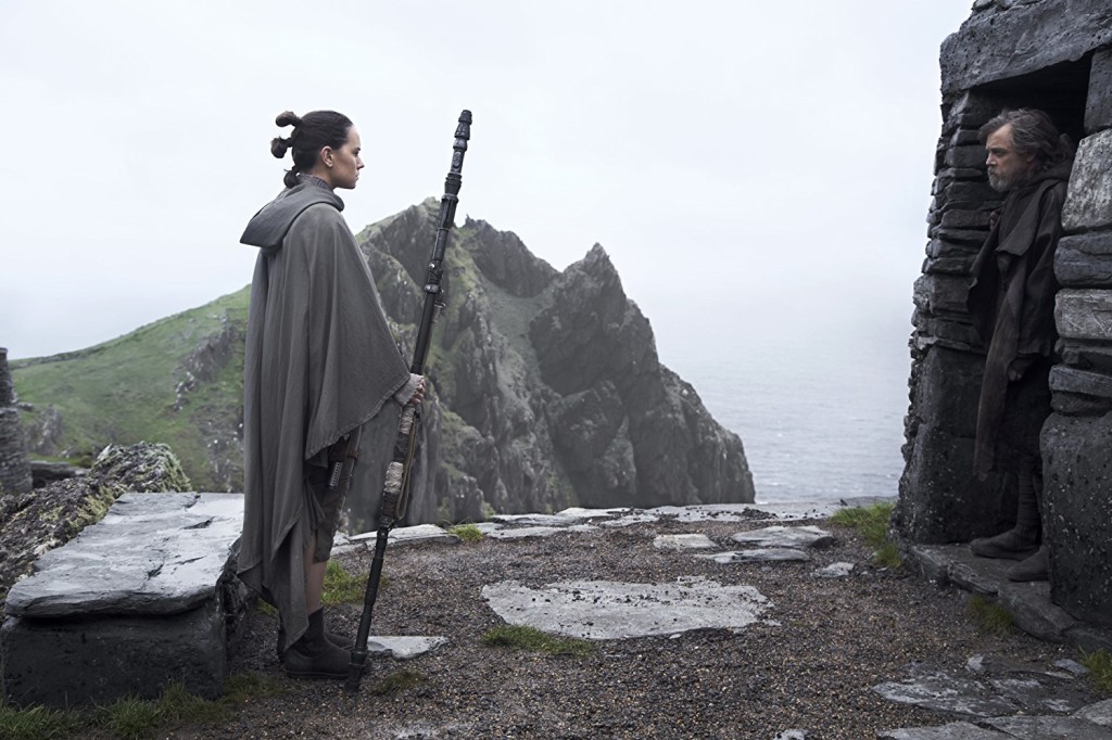 Rey vor Lukes Hütte in Star Wars 8: Die letzten Jedi.