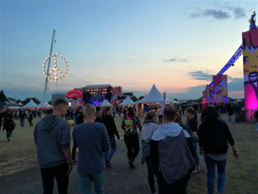 Wenn die Sonne untergeht, beginnt der Festival-Tag (Foto: privat)
