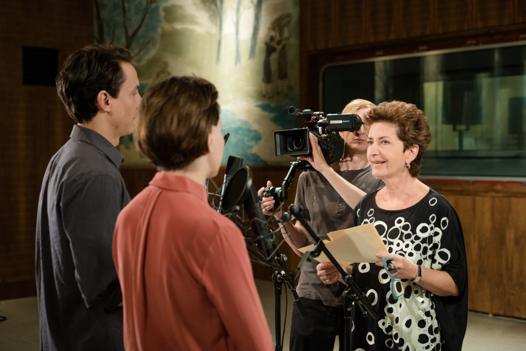 Ruth Beckermann bei den Dreharbeiten in einem ORF-Studio