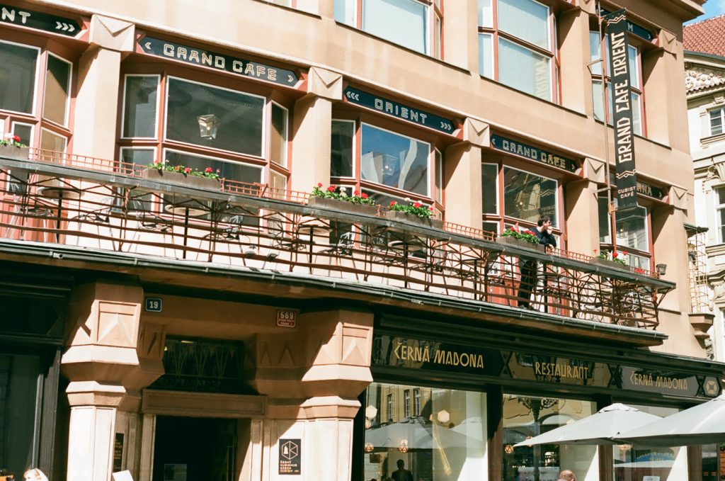 Die tschechische Hauptstadt Prag ist berühmt für ihre geschichtsträchtigen Kaffeehäuser, in denen sich schon Kafka und Max Brod trafen und über Literatur und das Leben philosophierten.