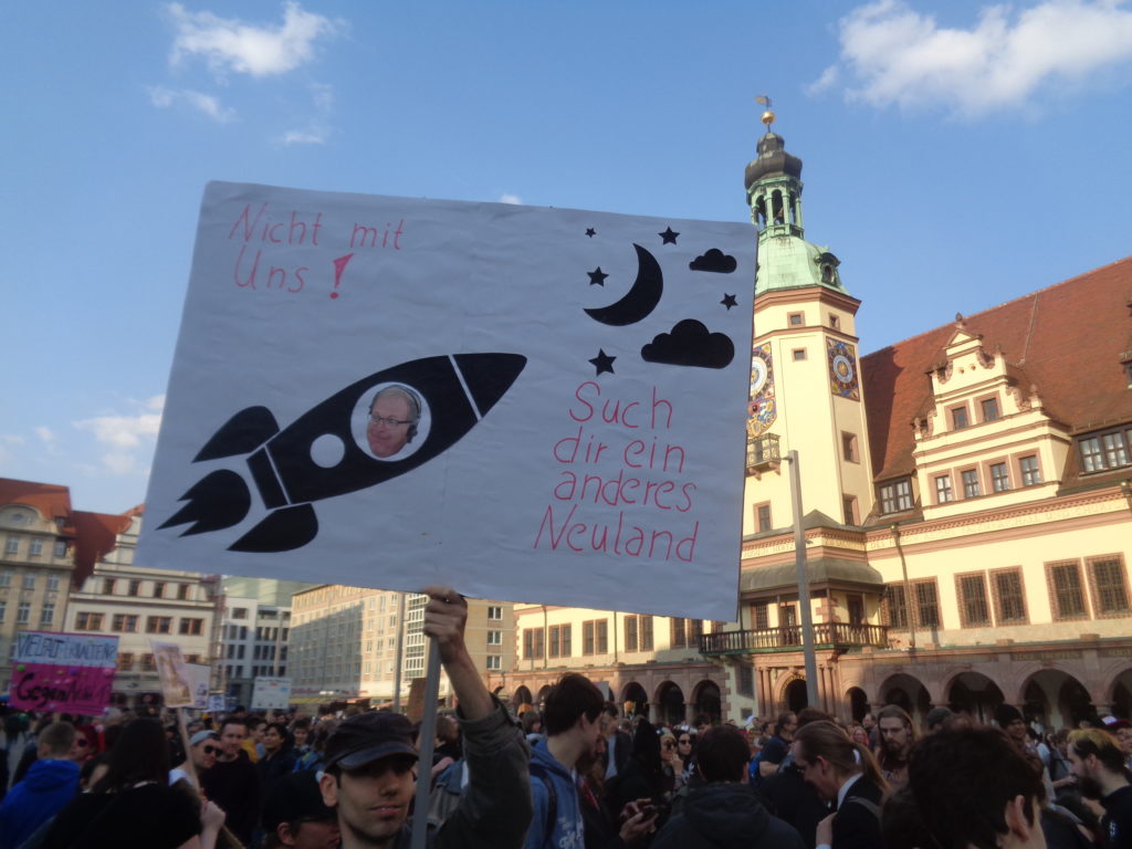 Demonstrierende auf dem Leipziger Marktplatz