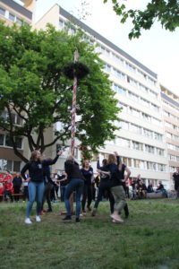 Sorbische Studierende beim Hexenbrennen in Leipzig
